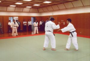 柔道の訓練を見学