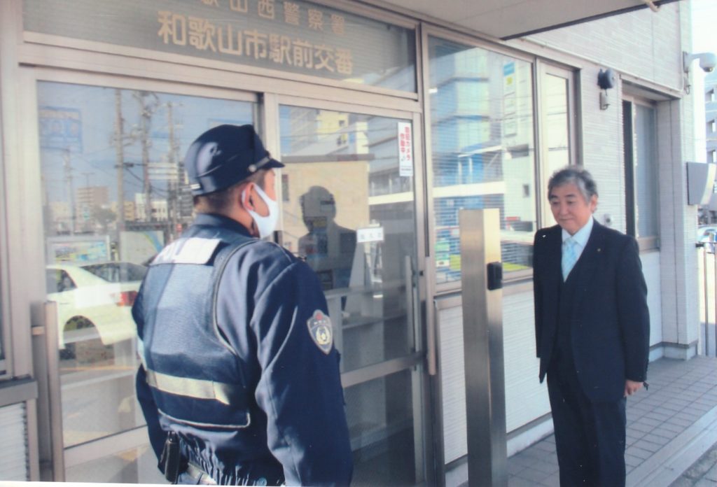 近畿警察官友の会は社会全体の犯罪防止や治安の維持に寄与し、民間の力を合わせて警察官を支援します。